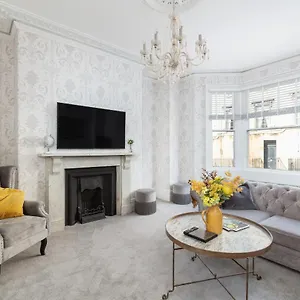 5 Bedroom Magnificent Georgian Townhouse- Centre Bath