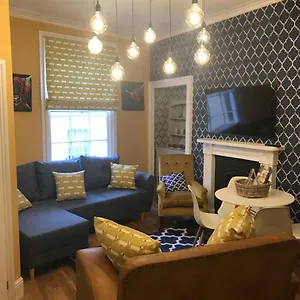 Central City Pad One Bedroom Plus Double Sofabed Bath