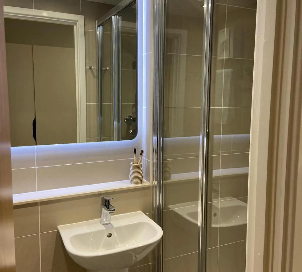 Conveniently Situated Studio Rooms At The Depot In バース アパート